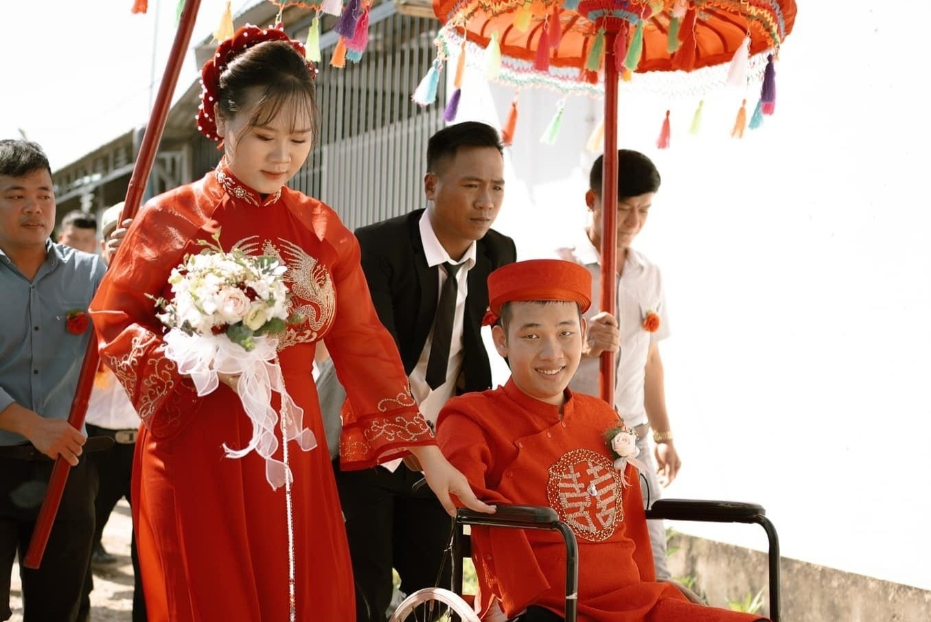 Cuoc song cua co gai tung bat chap tat ca lay chong mat 2 tay, 1 chan hinh anh