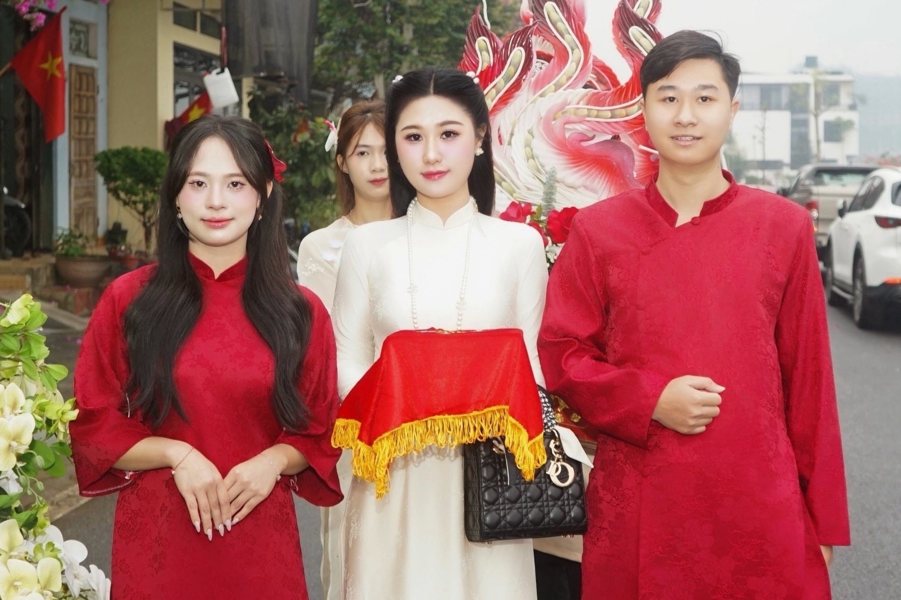 Co gai bi noi 'giat spotlight' em dau trong dam cuoi len tieng hinh anh