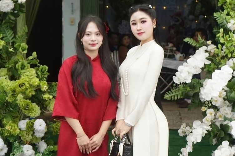 Chi chu re bi chi trich vi 'giat spotlight' em dau trong dam cuoi hinh anh