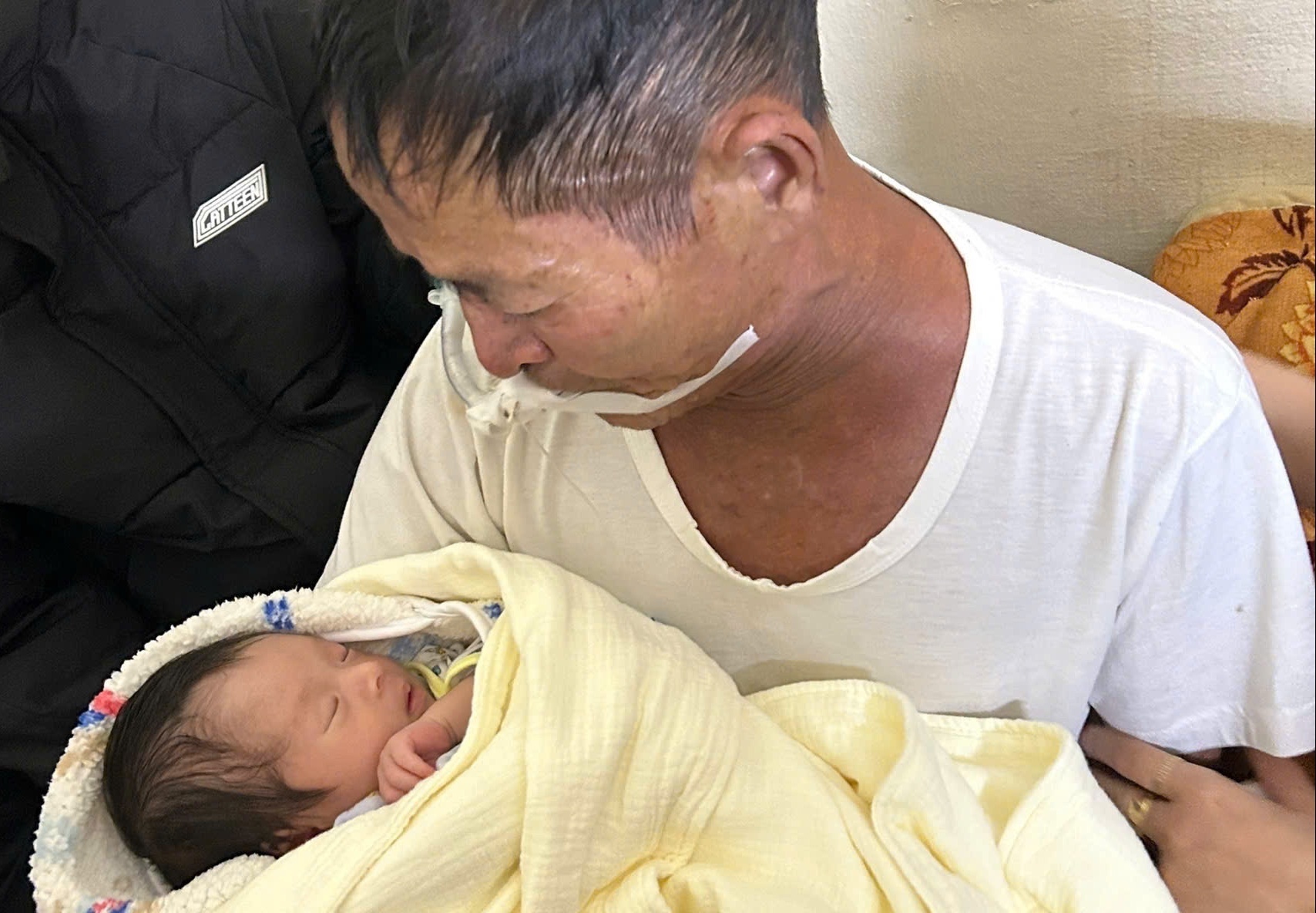 Ong noi ung thu co be chau truoc khi qua doi hinh anh