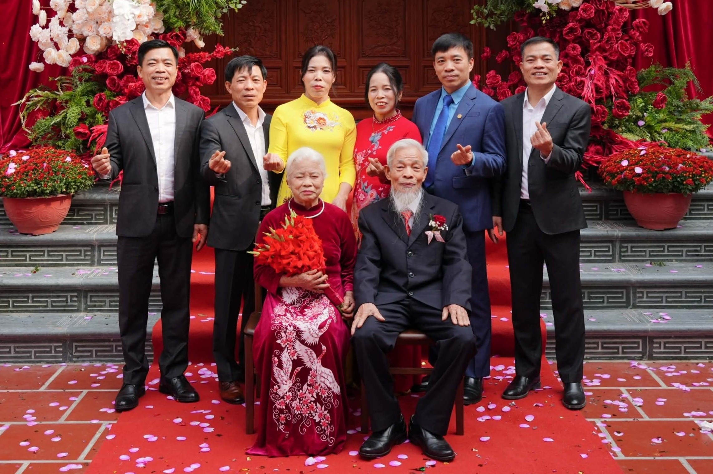 4 anh em xay nha chung khuon vien, song quay quan ben bo me hinh anh