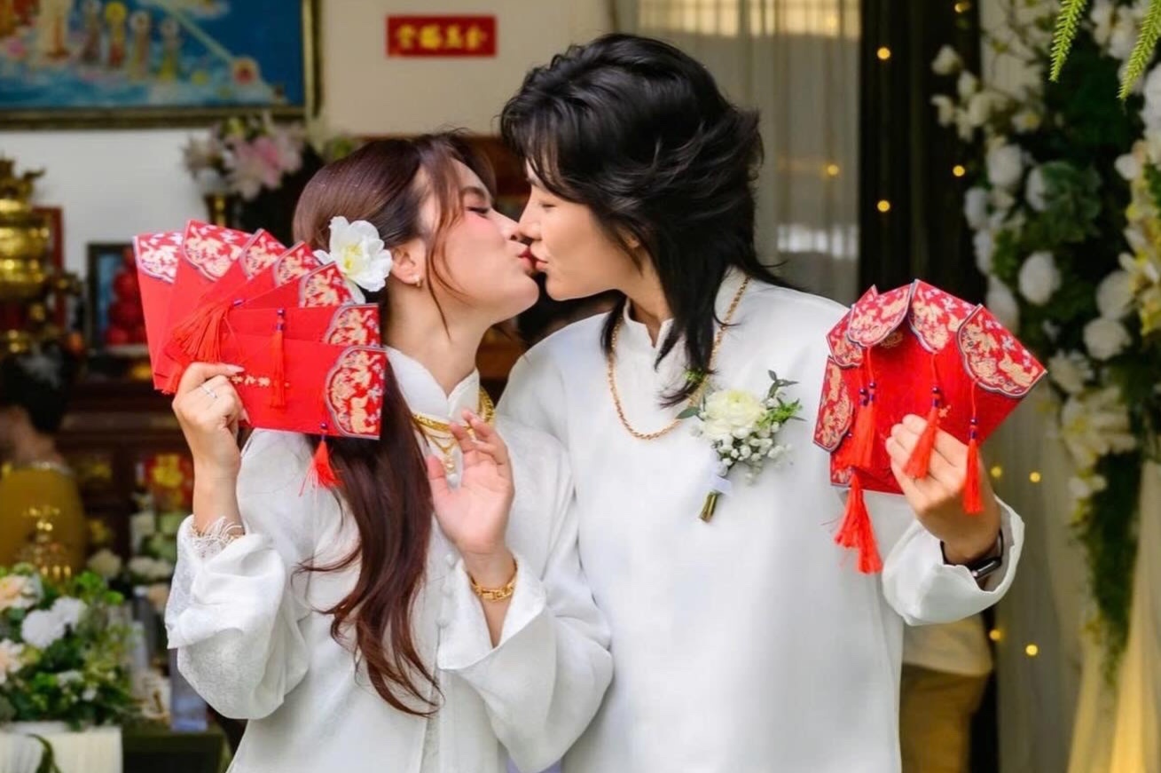 Hai co gai hen ho tu cap 2, cuoi sau 15 nam yeu nhau gay sot hinh anh