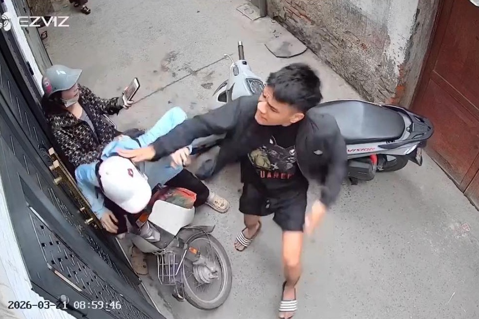 Cong an dieu tra vu thanh nien chan danh nguoi phu nu trong ngo hinh anh