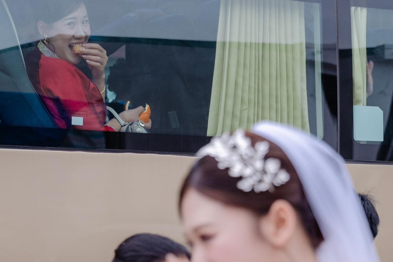 Buc anh co dau khoc nuc no va me de cuoi rang ro gay sot hinh anh