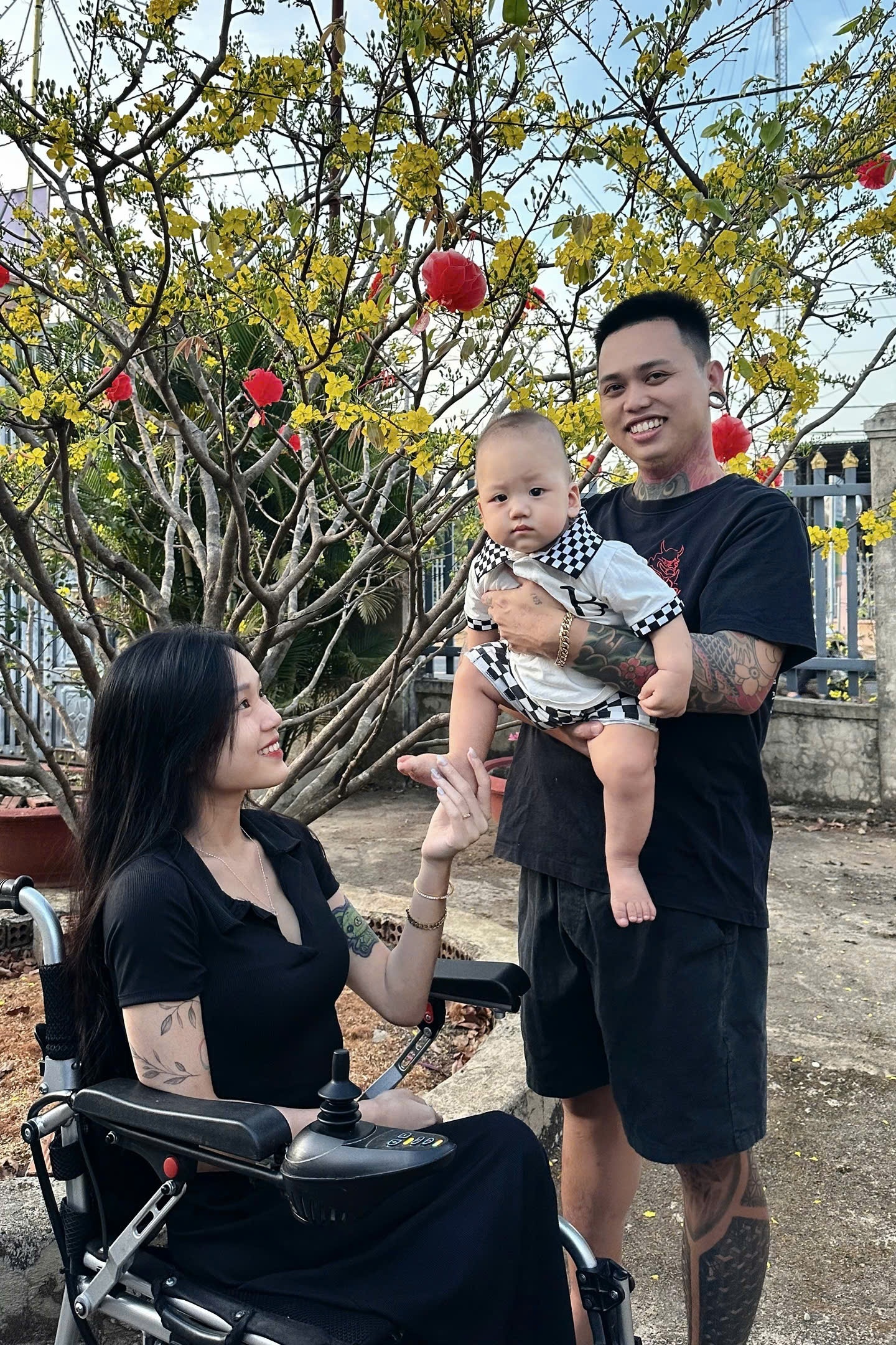 mẹ ngồi xe lăn ảnh 3 me ngoi xe lan anh 3