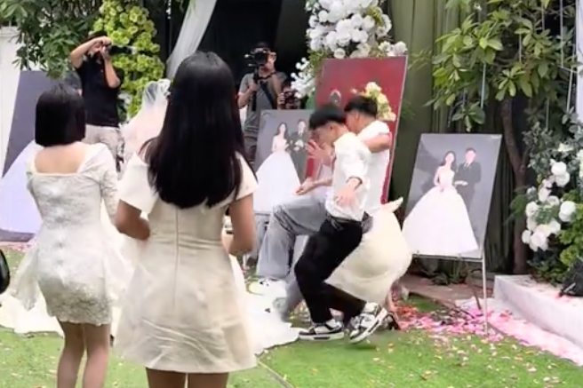 Bat hoa cuoi, co gai bi xo nga nhao giua dam dong hinh anh