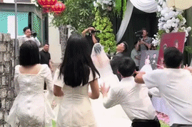 Tranh bat hoa cuoi, co gai bi 2 thanh nien xo nga lan ra dat hinh anh