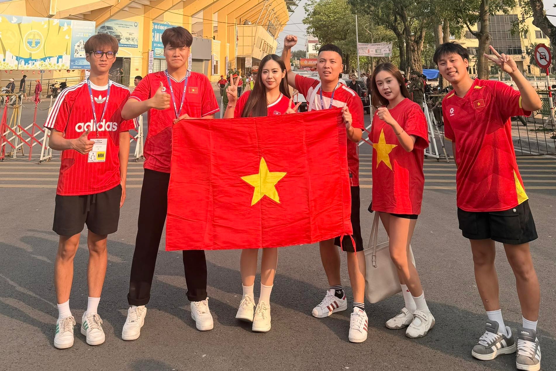 Hot girl Lao ra san co vu doi tuyen Viet Nam gap Malaysia hinh anh