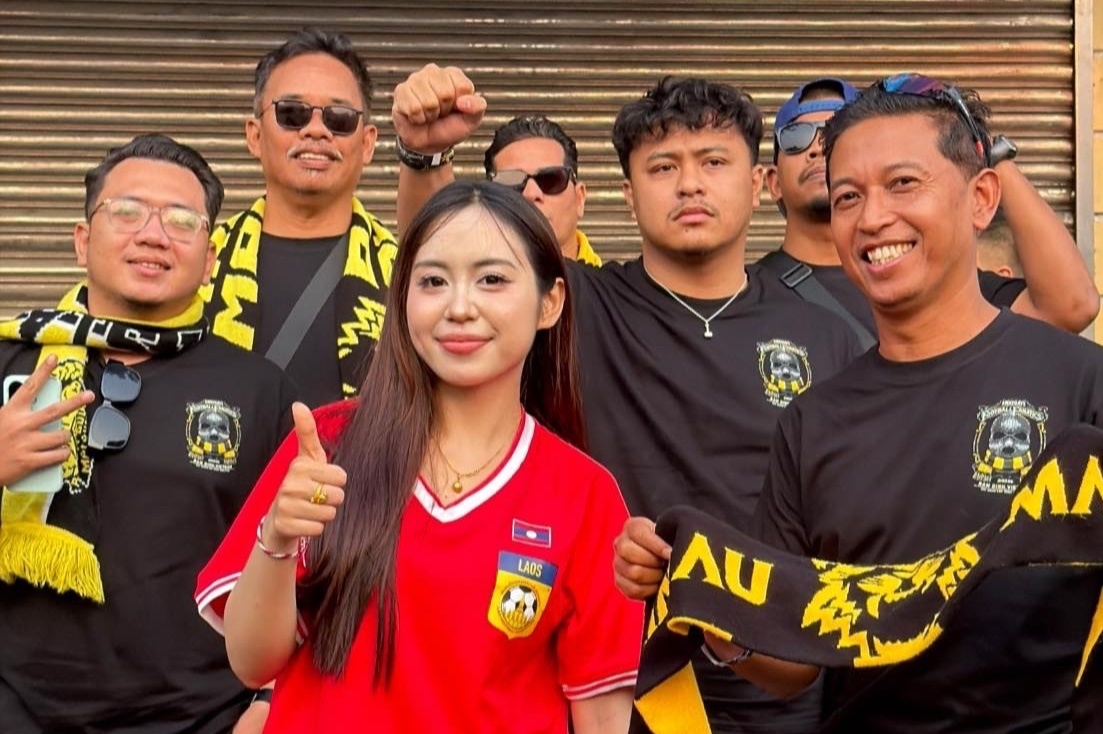 Hot girl Lao ra san co vu doi tuyen Viet Nam dau Malaysia hinh anh