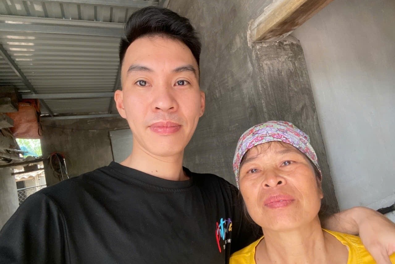 Chang trai hon 30 nam duoc me ke cham soc nhu con ruot hinh anh