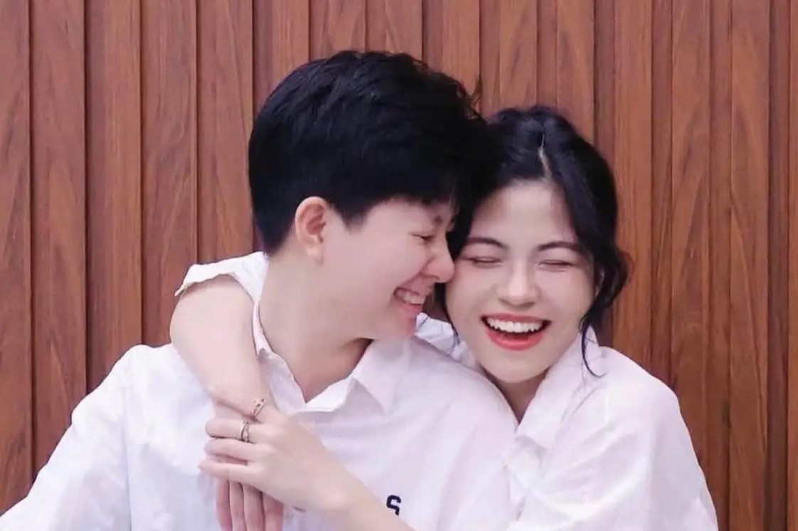 Yeu nhau tu lop 10, co gai va ban trai chuyen gioi ket hon sau 14 nam hinh anh