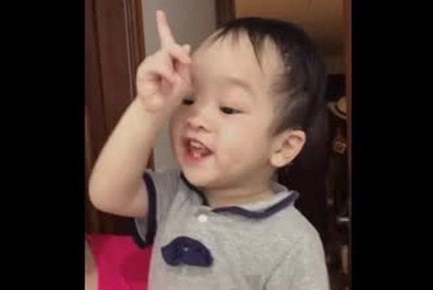 Clip em be noi 'nin' hut 41,8 trieu view hinh anh