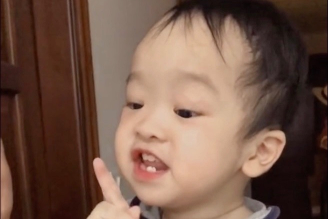 Em be gay sot khap coi mang voi meme 'nin' gio ra sao? hinh anh