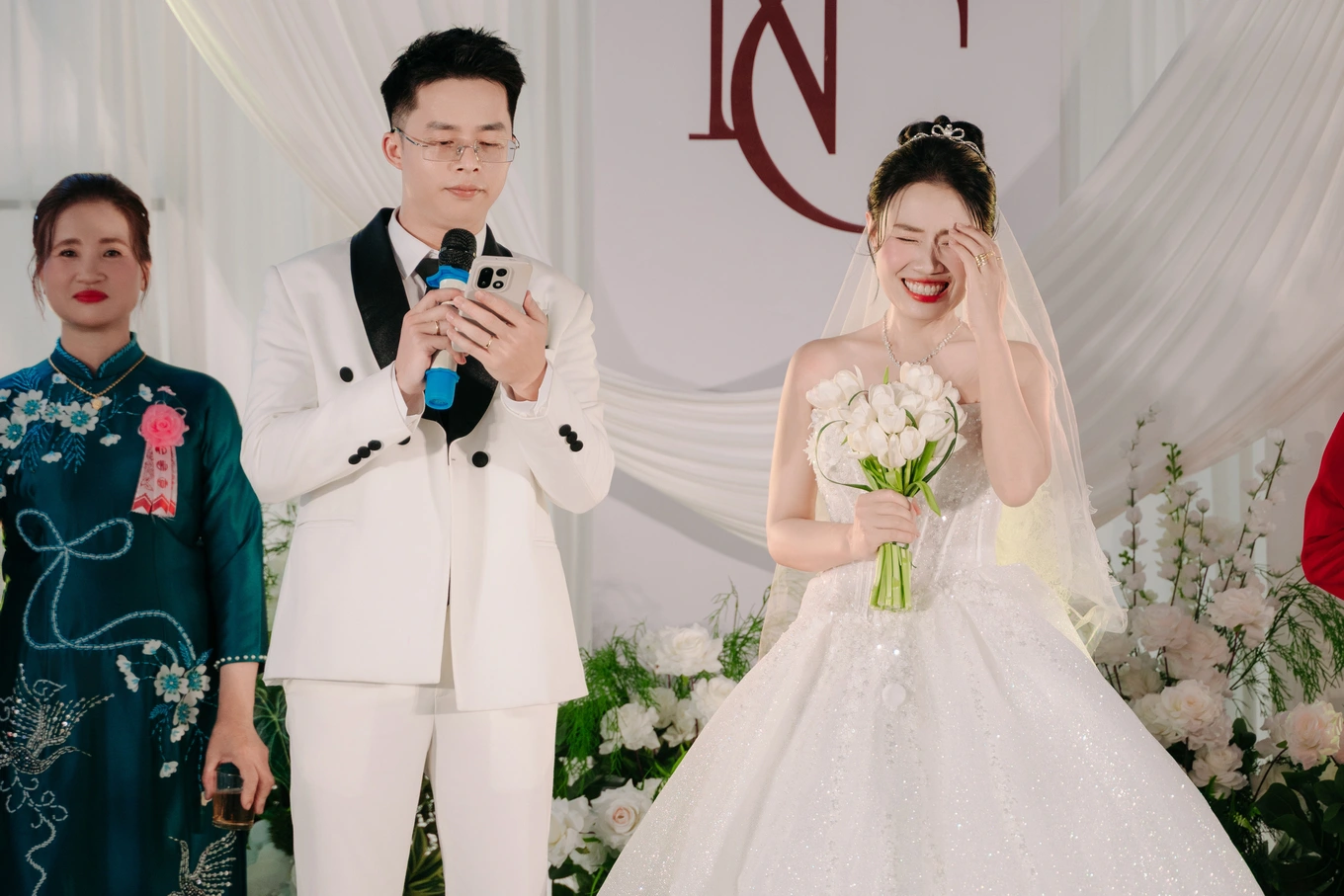 Chu re Trung Quoc noi tieng Viet khien nha gai cuoi nghieng nga hinh anh