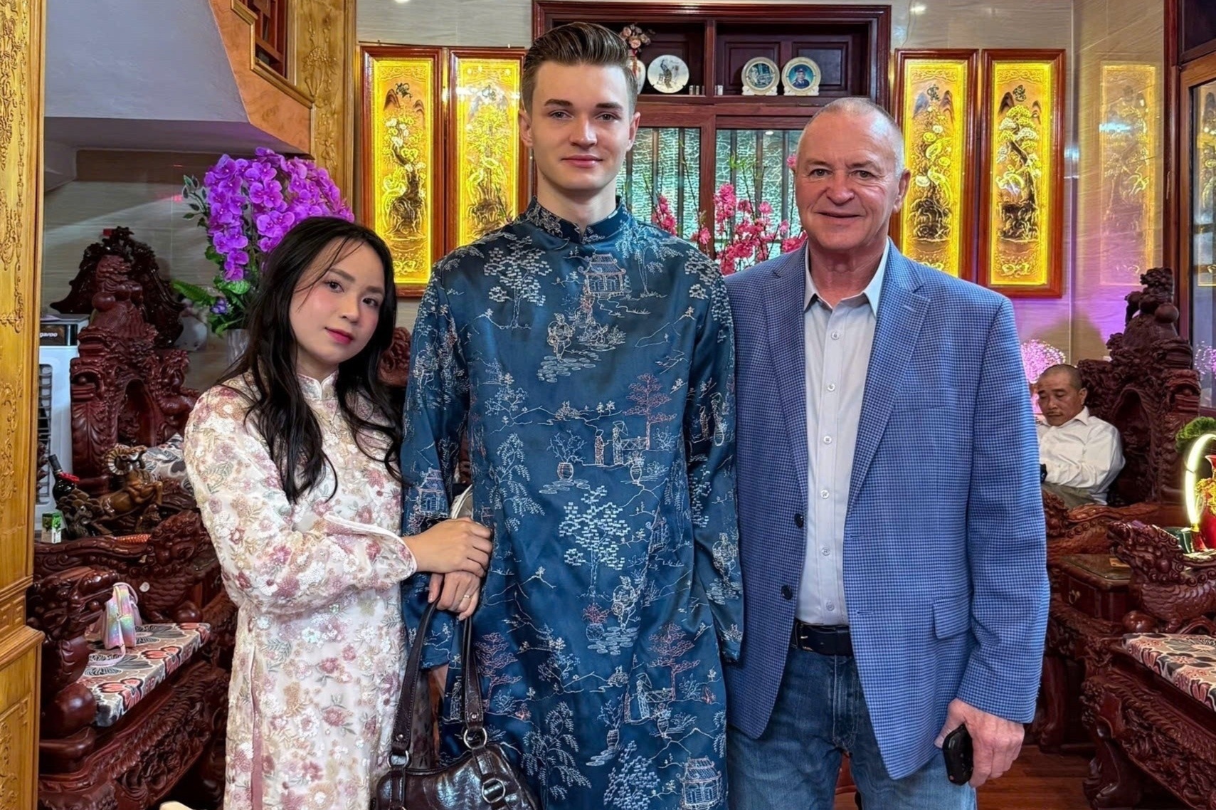 Con trai lay vo Viet, bo nguoi My 3 nam sang choi 4 lan vi me Viet Nam hinh anh