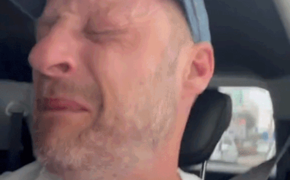 Du khach khoc nuc no khi quay ve Duc sau chuyen du lich Viet Nam hinh anh