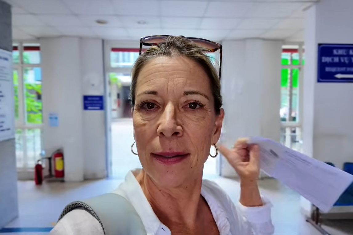 Khach My ngo ngang cam hoa don 45.000 dong sau kham mat tai Viet Nam hinh anh