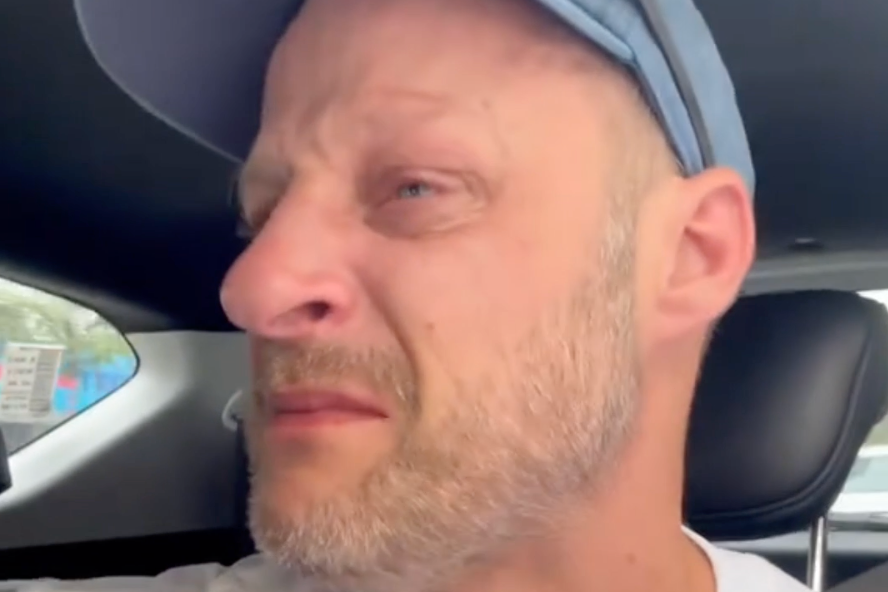 Nguoi dan ong Duc bat khoc khi roi Viet Nam hinh anh