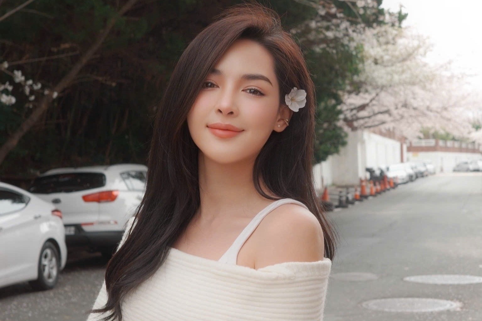 Co gai doi doi nho dao keo 10 nam truoc, gio ra sao? hinh anh