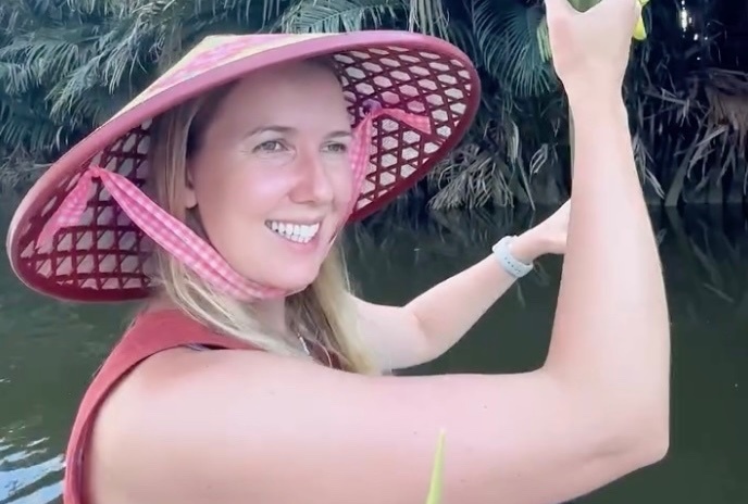 Co gai Ba Lan soc vi ton 0 dong khi kham rang o Viet Nam hinh anh