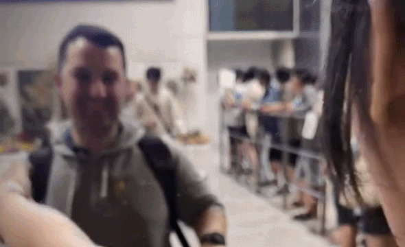 10 trieu luot xem chang trai My bay 15.000 km den TP.HCM gap nguoi yeu hinh anh