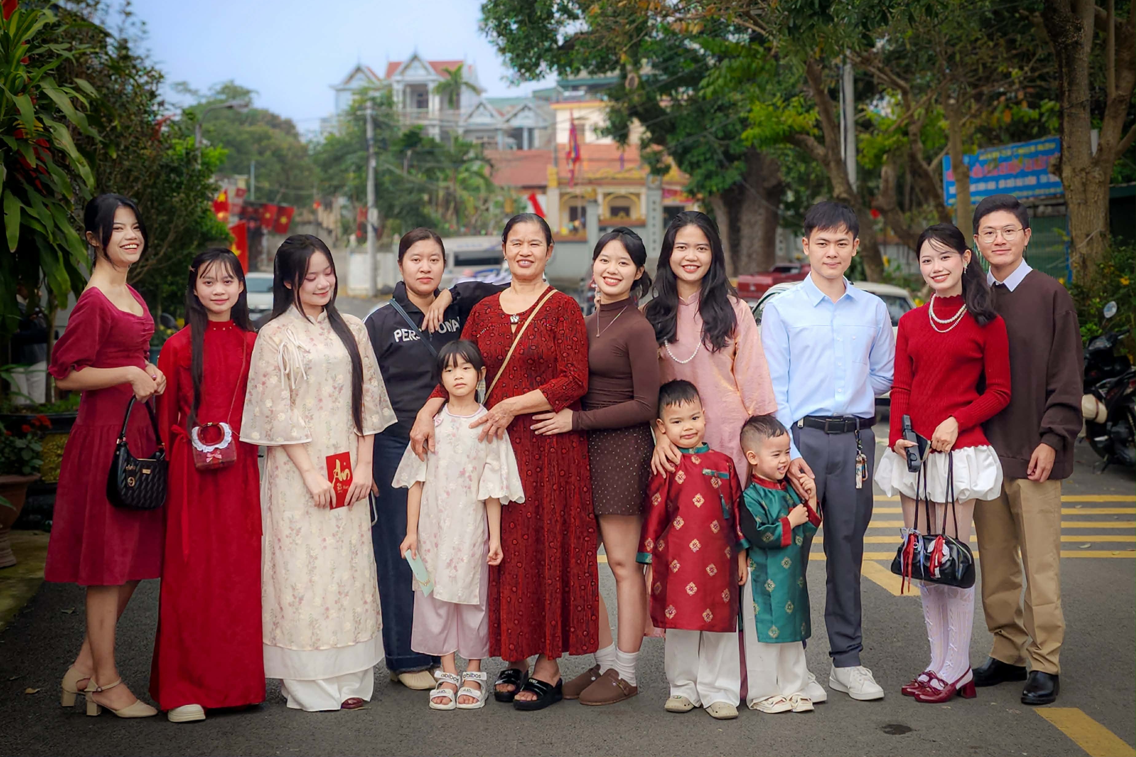 Co gai bi mat bay tu My ve an Tet, gia dinh vo oa khi thay con sau hon 1 nam hinh anh