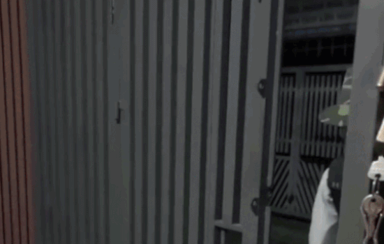 Cha 70 tuoi mang ba lo day qua que len tham con gai hinh anh