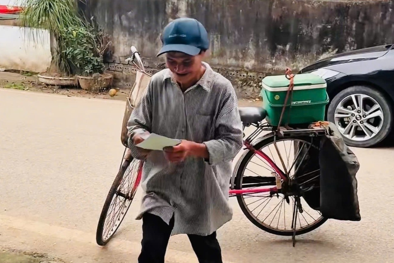 Cha dap xe cu di moi cuoi con gai gay xuc dong hinh anh