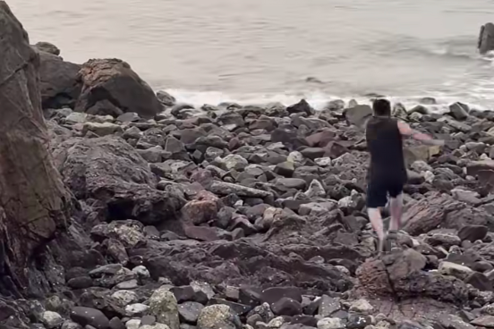 Nguoi dan ong dung cam cuu nam sinh choi voi giua dong nuoc hinh anh