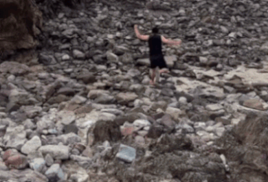 Khoanh khac nguoi dan ong chay nhu bay cuu nam sinh duoi nuoc hinh anh