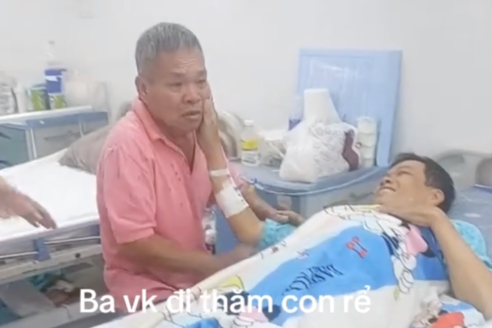 Ba vo bat khoc khi tham con re nam vien hinh anh