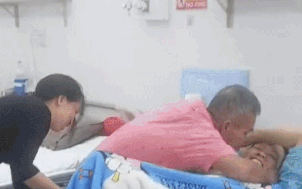 Bo vo khoc nuc no, om hon con re ung thu gan bi benh vien tra ve hinh anh