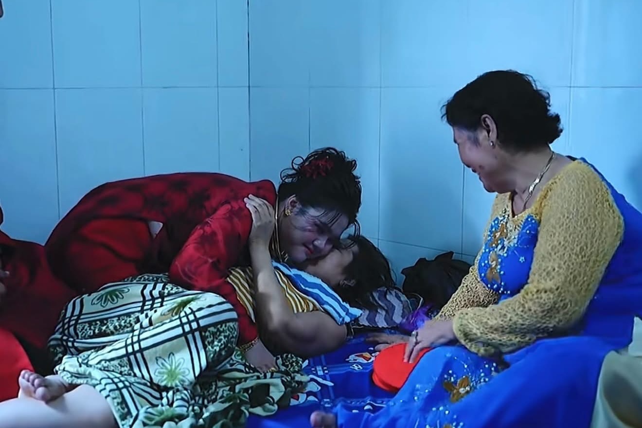 Me nam giuong benh trao cua hoi mon cho con gai di lay chong hinh anh