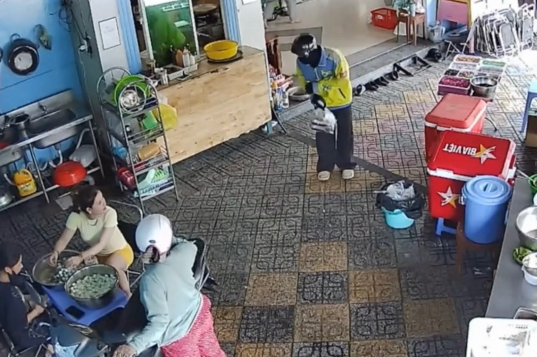 Shipper cui dau cam on chu quan khong bat den don bi do hong hinh anh