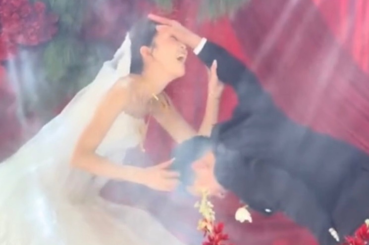 Chu re gay sot vi khong cho co dau cui dau hinh anh