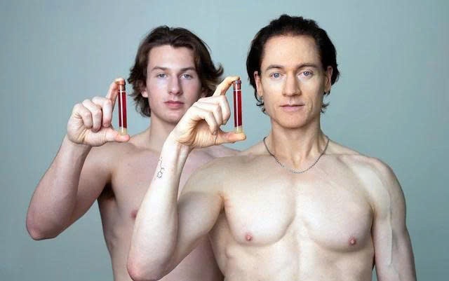 Trieu phu chong lao hoa viet 'cam nang tinh duc' cho con trai hinh anh