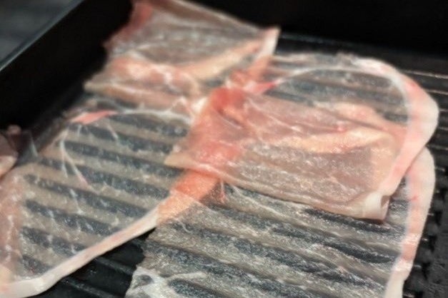 Chuoi buffet noi tieng xin loi vi phuc vu phan thit heo 'xuyen thau' hinh anh