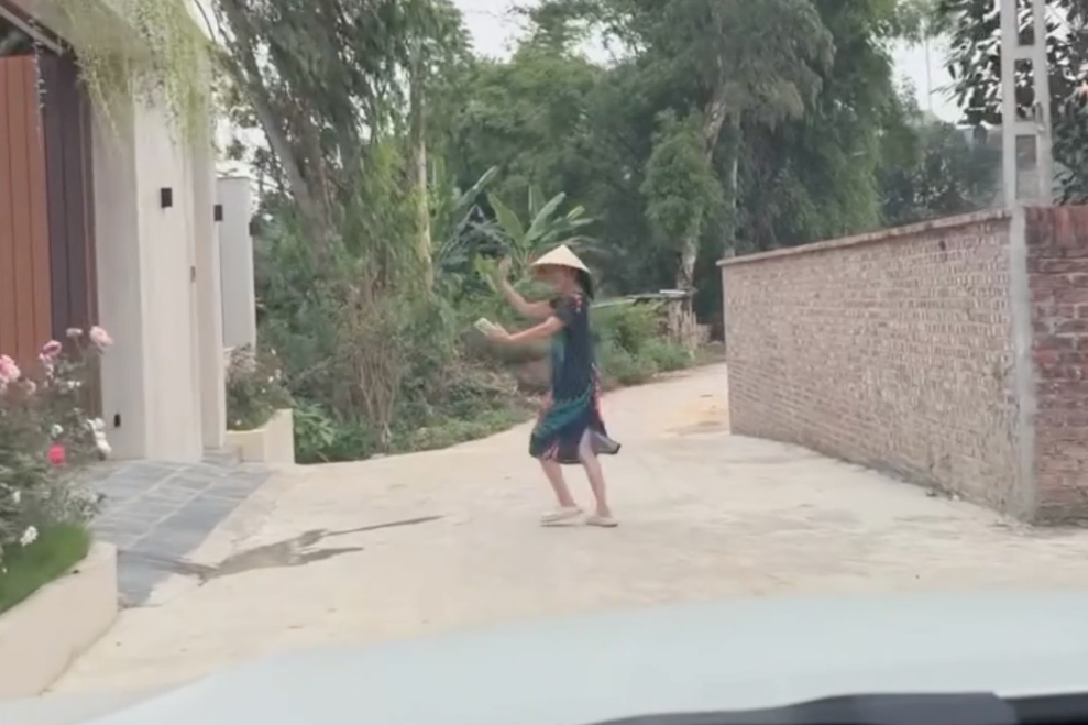 Me nhay mua don con gai ve nha choi hinh anh