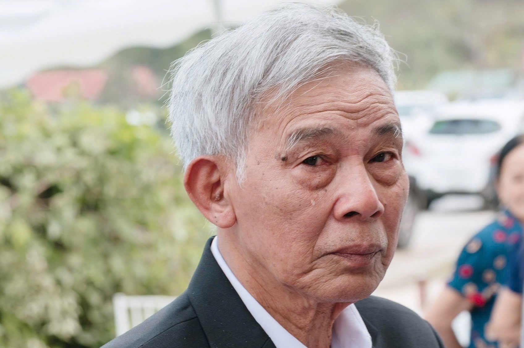 Khoanh khac ong ba trao vang, so do cho chau gai gay xuc dong hinh anh