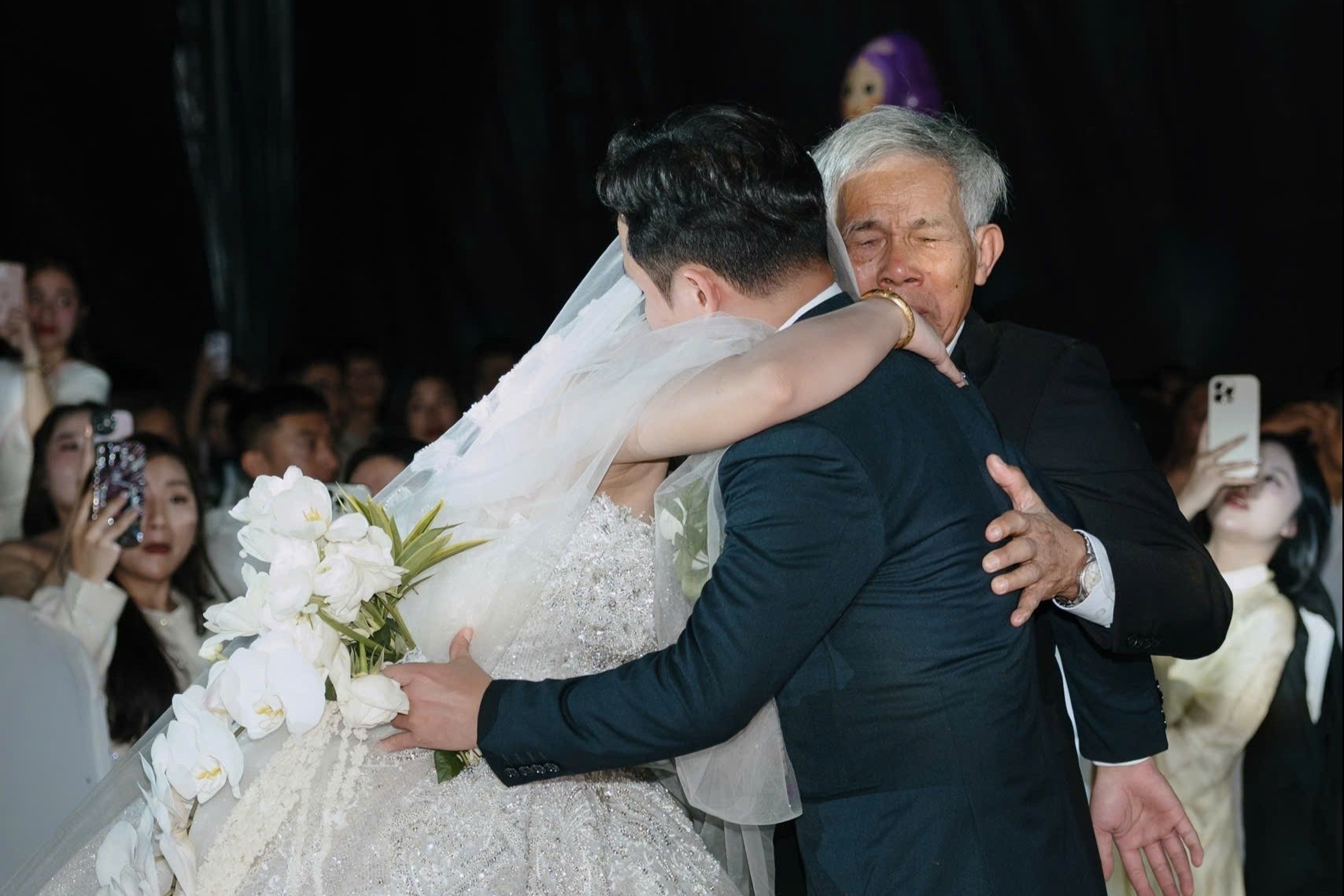 Mo coi cha me, co gai duoc ong ba trao vang, so do trong dam cuoi hinh anh