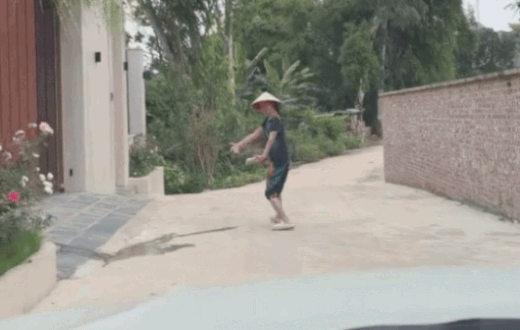 Me nhay mua truoc biet thu don con gai ve que choi hinh anh