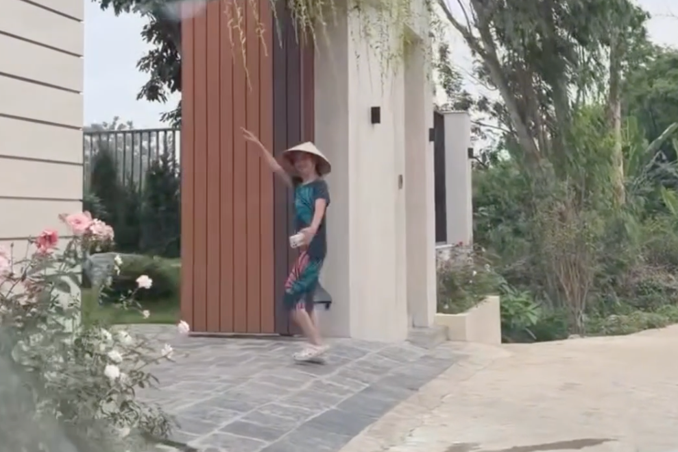 Me nhay mua don con gai ve nha choi hinh anh