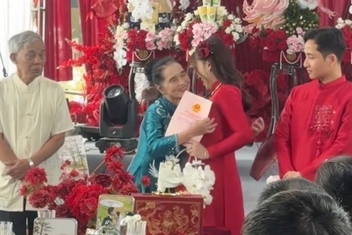 Ong ba khoc khi trao vang, so do cho chau gai mo coi di lay chong hinh anh