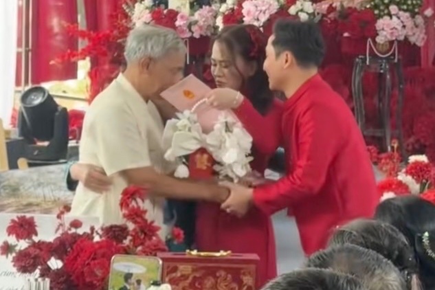 Co dau mo coi duoc ong ba noi trao vang, so do gay xuc dong hinh anh