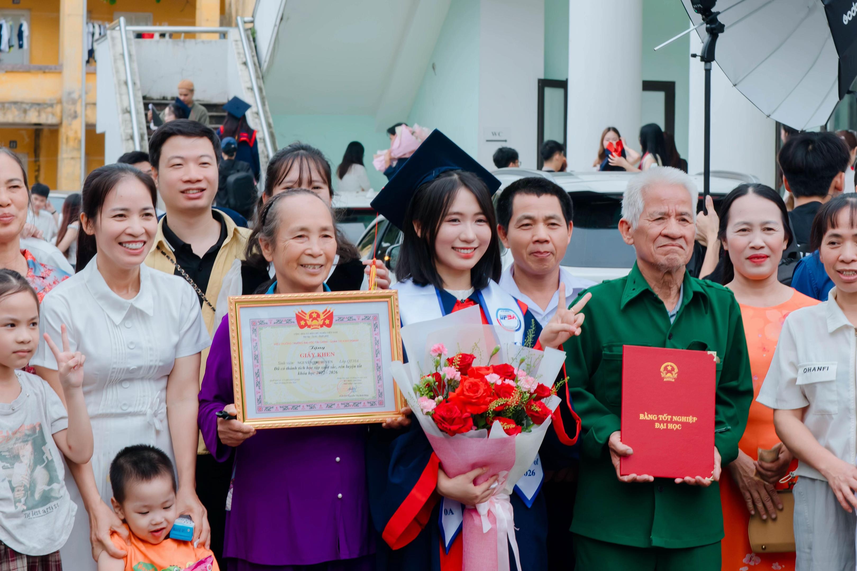 Nu sinh vien thue oto cho dai gia dinh 29 nguoi den du le tot nghiep hinh anh