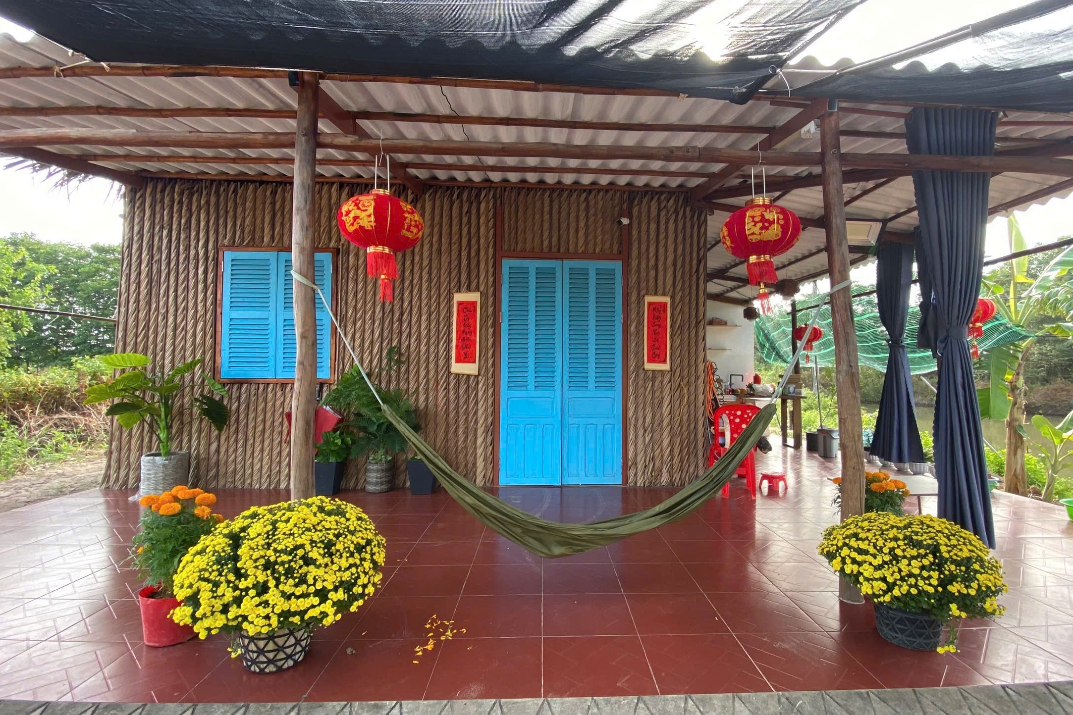 Roi TP.HCM sau 10 nam sinh song, vo chong tre ve que dung nha la hinh anh