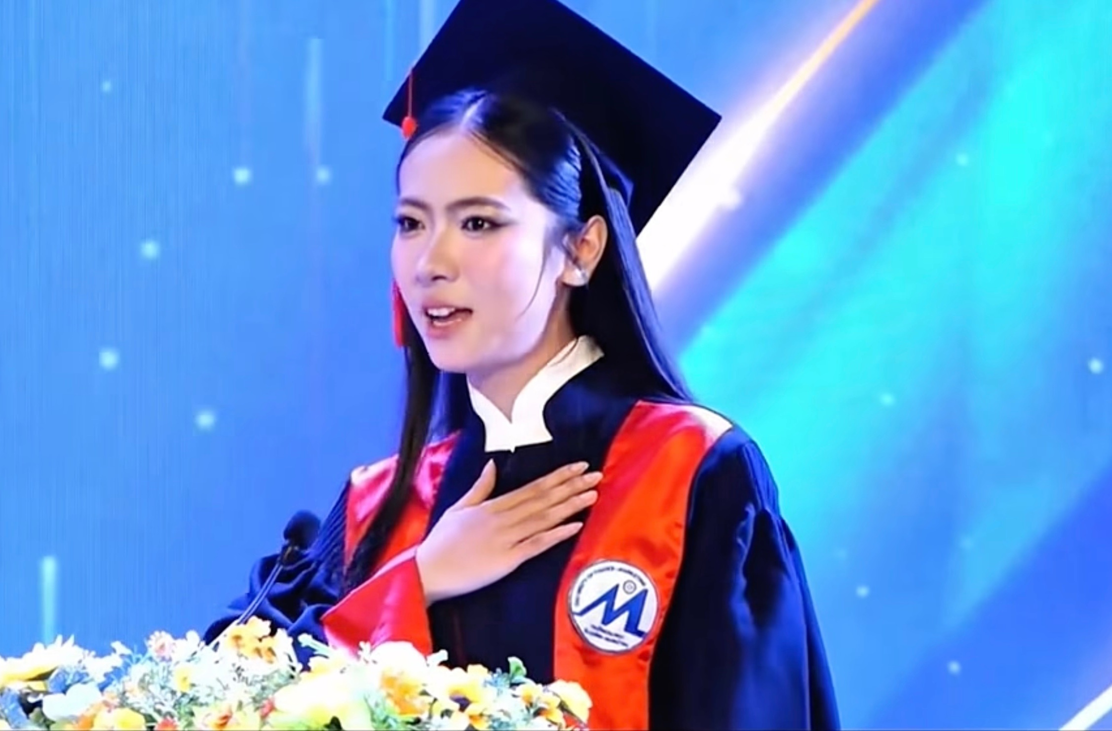 Nu sinh tu tin the hien giong hat trong le tot nghiep hinh anh