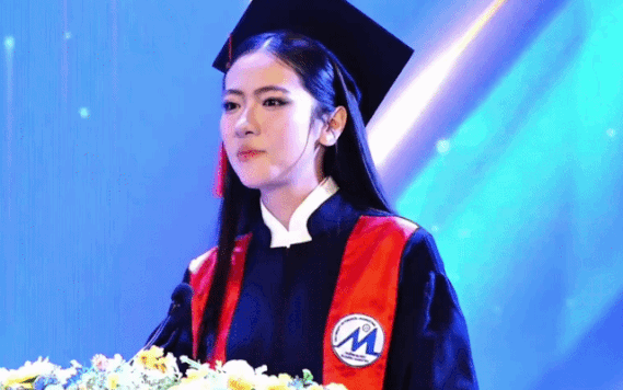 Danh tinh co gai hat o le tot nghiep viral khap mang xa hoi hinh anh