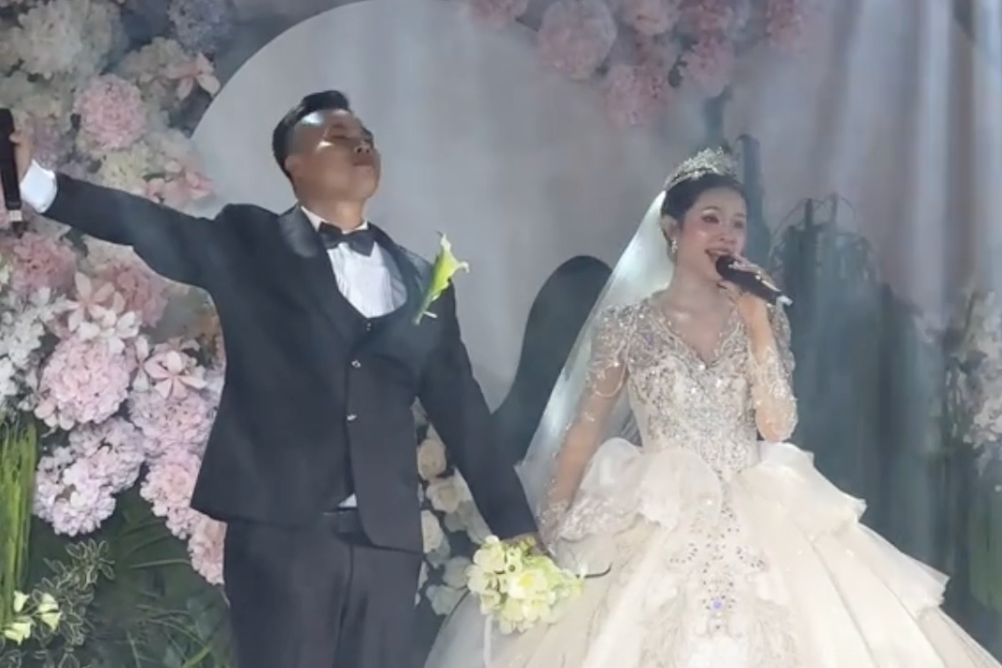 Cap doi gay sot khi the hien ca khuc 