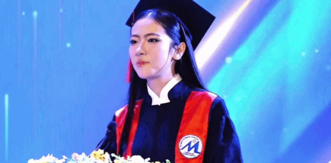 Danh tính cô gái hát ở lễ tốt nghiệp viral khắp mạng xã hội | Znews.vn